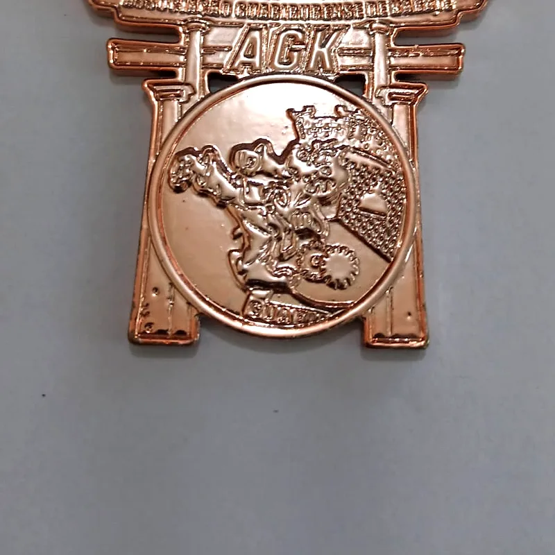 Medalha de caratê em formato de torii com acabamento cobre velho