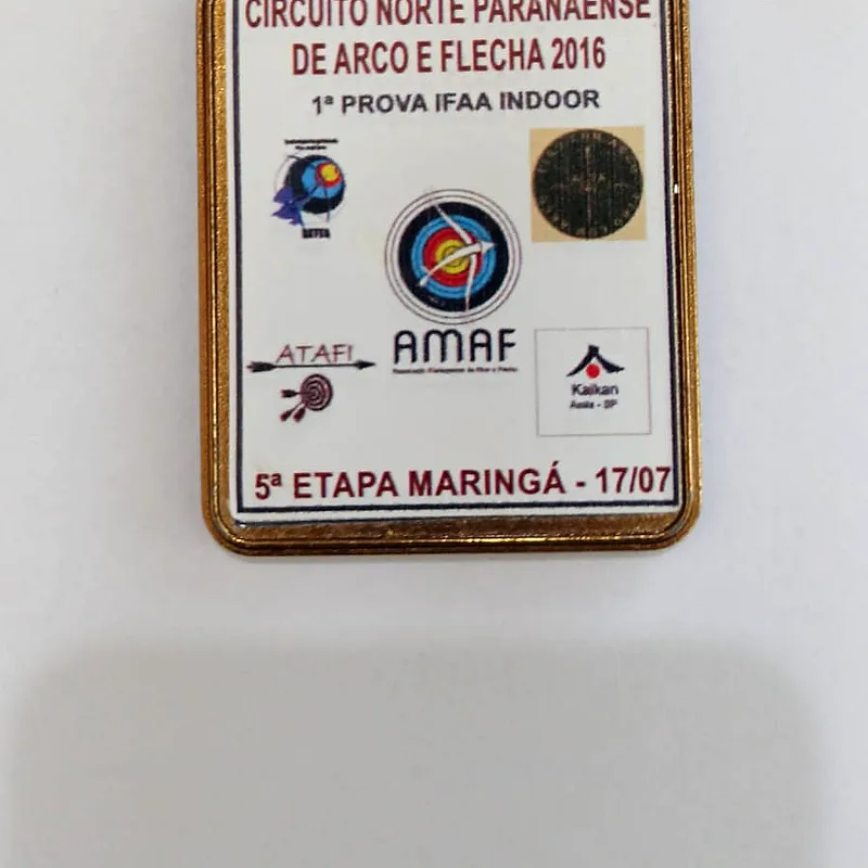 Placa metálica personalizada com impressão colorida e borda em cobre