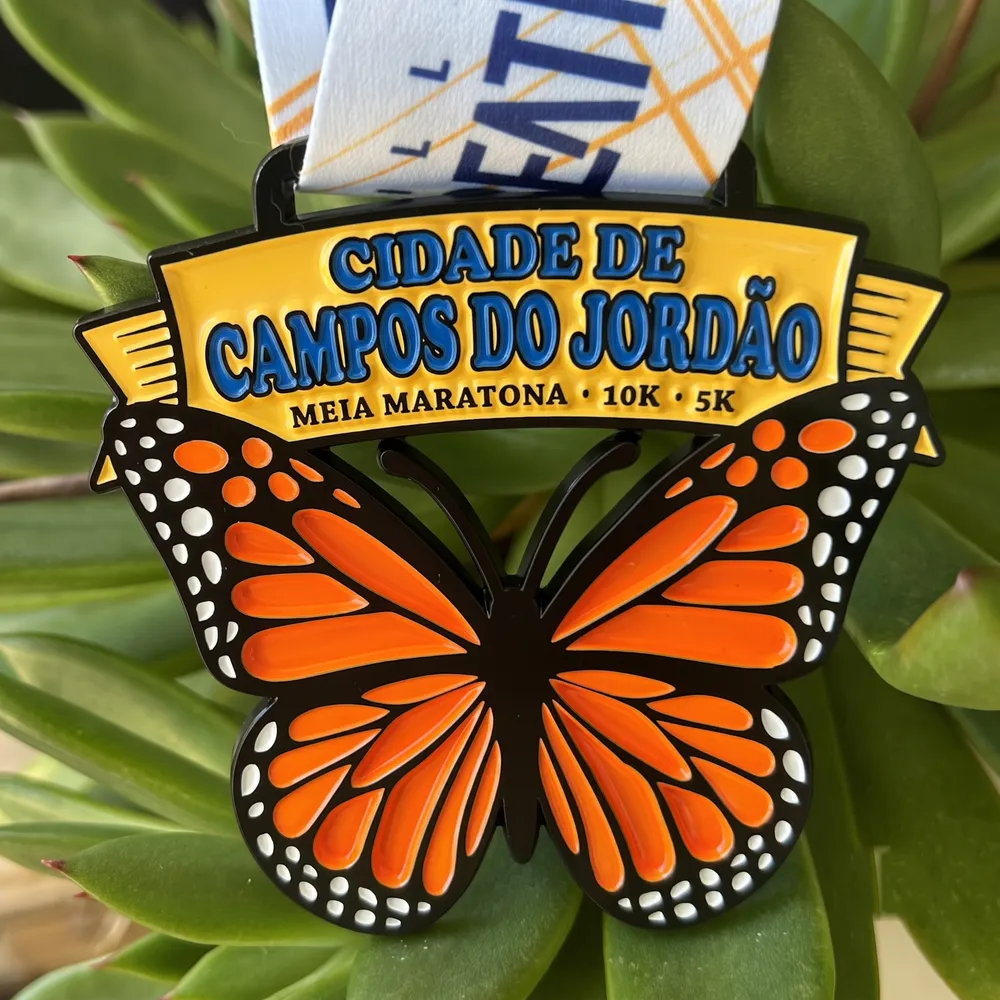 Medalha de meia maratona em formato de borboleta monarca colorida