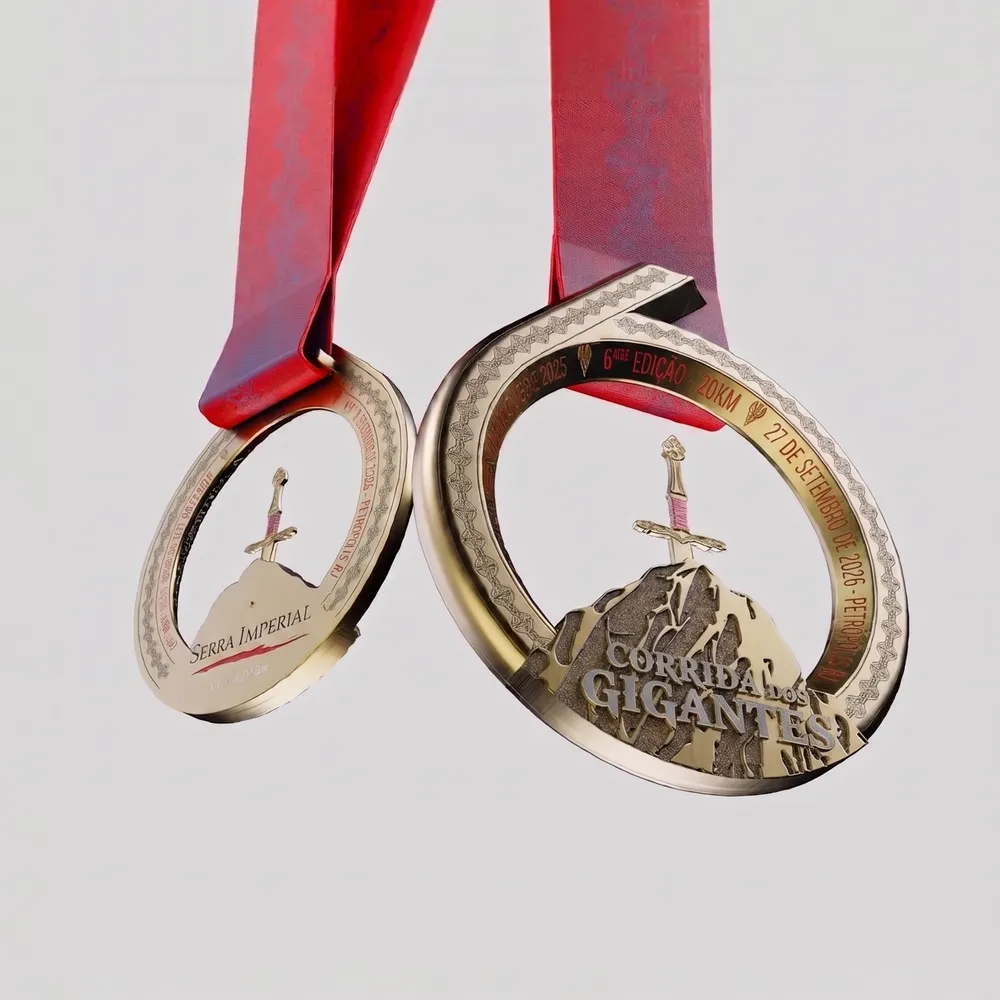 Medalhas circulares vazadas com espada e montanha em relevo dourado