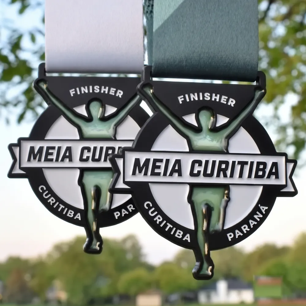 Par de medalhas finisher de meia maratona com atleta em relevo