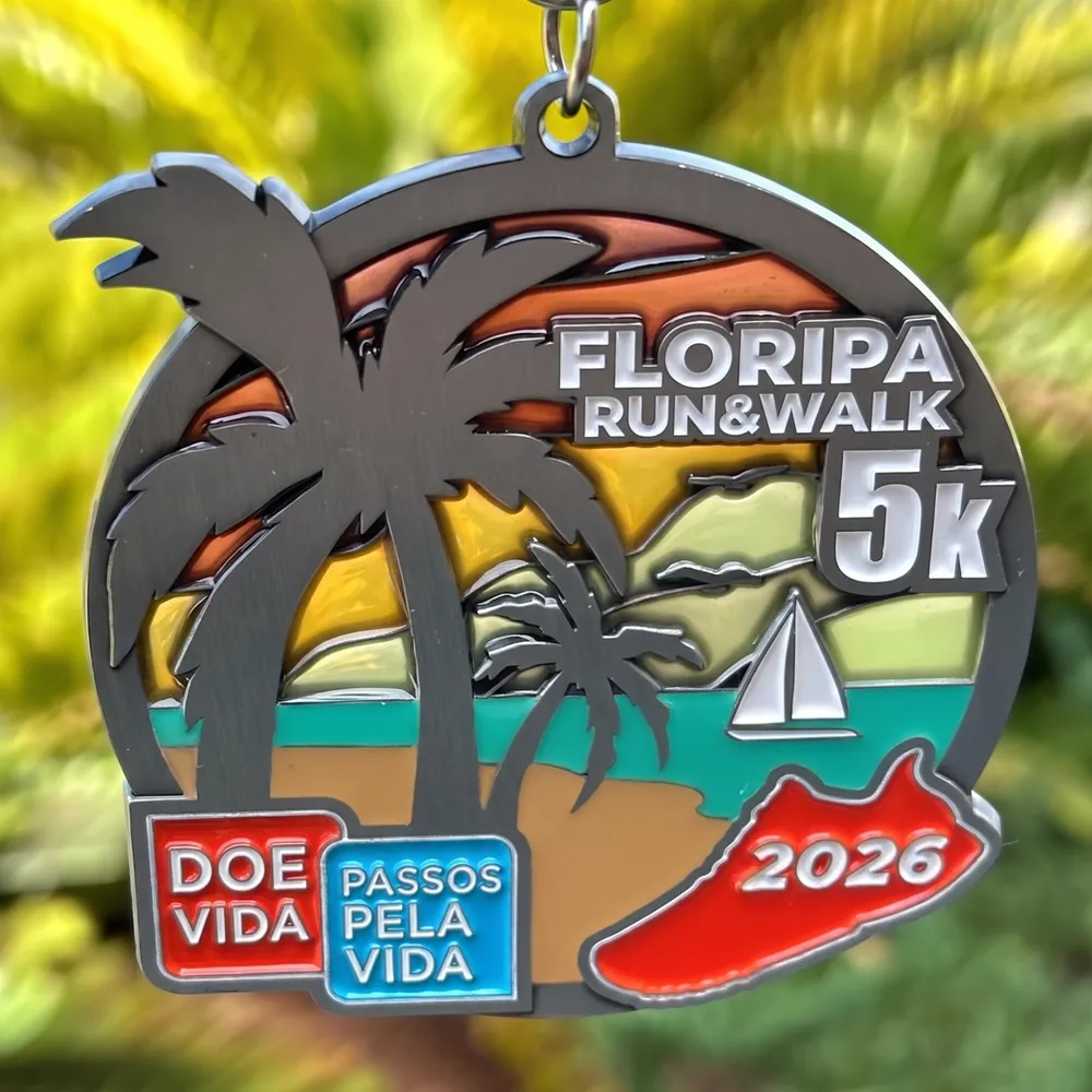 Medalha colorida de corrida de rua com palmeiras e pôr do sol em relevo