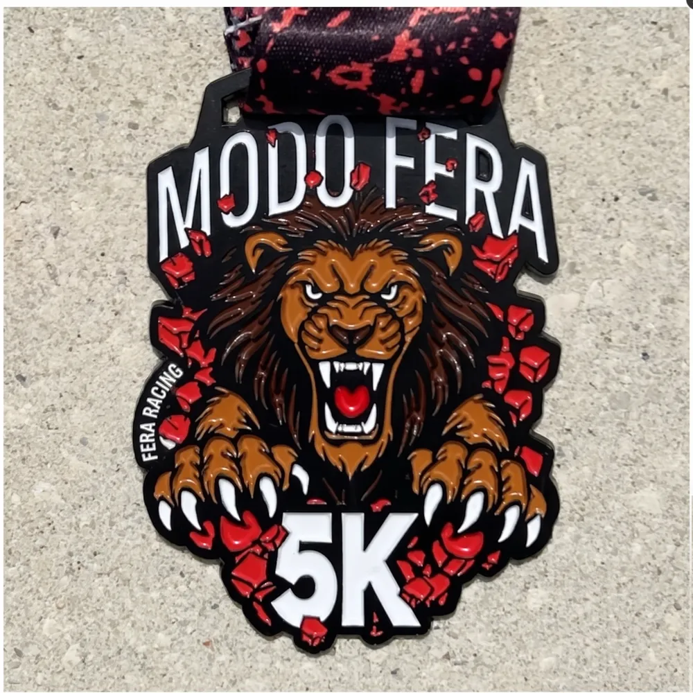 Medalha de corrida com leão em relevo colorido e detalhes vermelhos