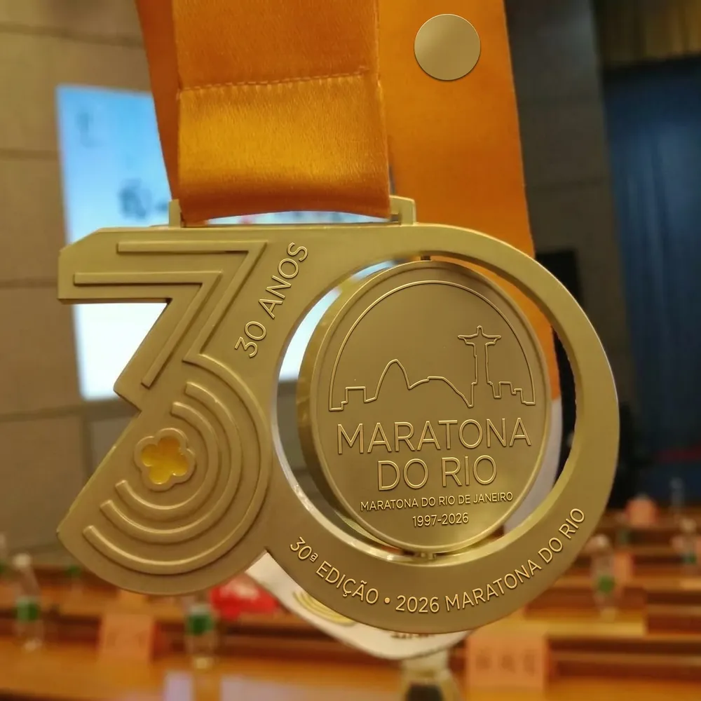 Medalha dourada de 30 anos de maratona com numeral em relevo